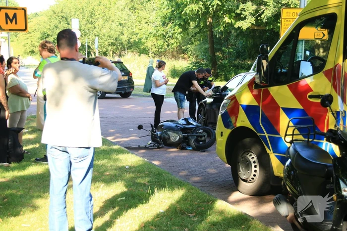 Scooterrijder en taxi betrokken bij botsing