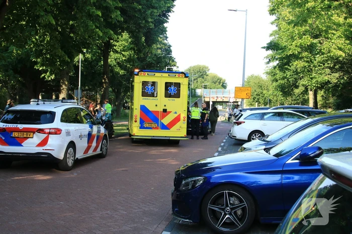 Scooterrijder en taxi betrokken bij botsing