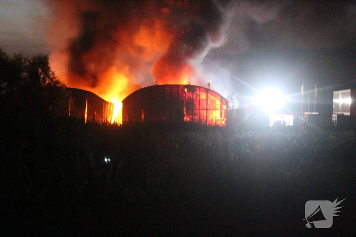 Brand verwoest loodsen van Rijnlandroute