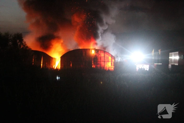 Brand verwoest loodsen van Rijnlandroute