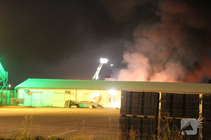 Brand verwoest loodsen van Rijnlandroute