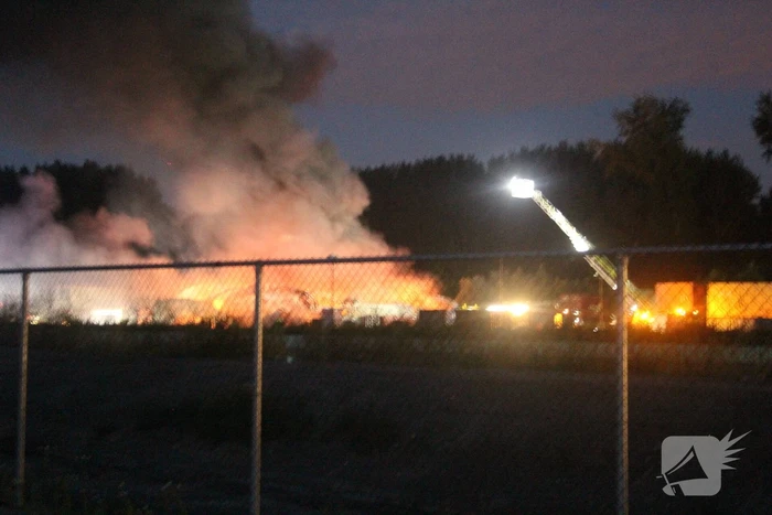Brand verwoest loodsen van Rijnlandroute