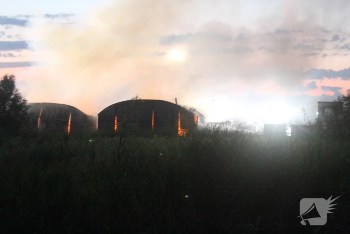 Brand verwoest loodsen van Rijnlandroute