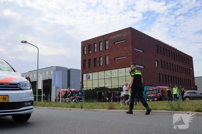 Veel rook uit bedrijfspand na brand