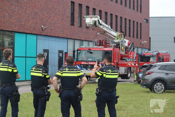 Veel rook uit bedrijfspand na brand
