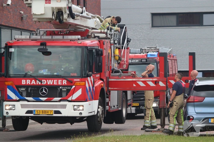 Veel rook uit bedrijfspand na brand