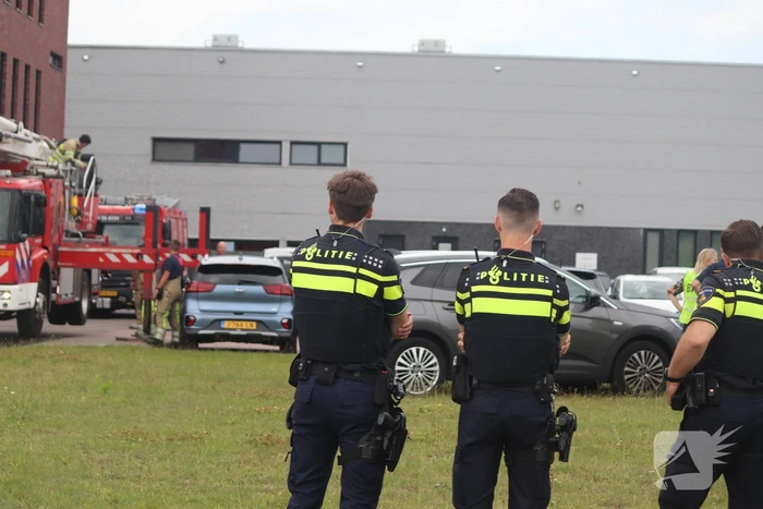 Veel rook uit bedrijfspand na brand
