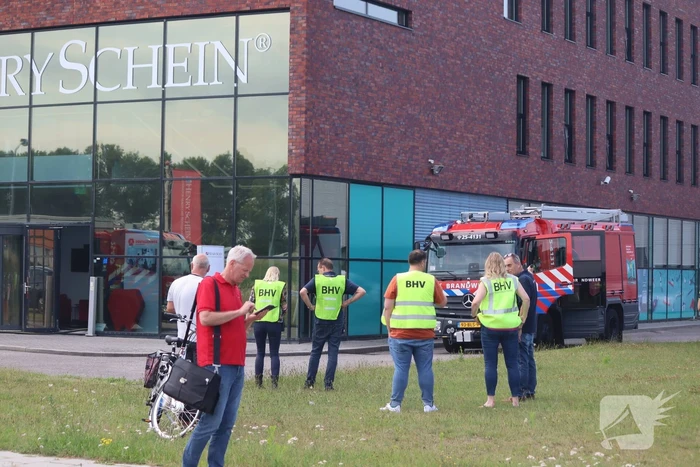 Veel rook uit bedrijfspand na brand