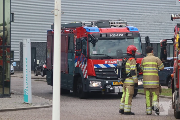Veel rook uit bedrijfspand na brand