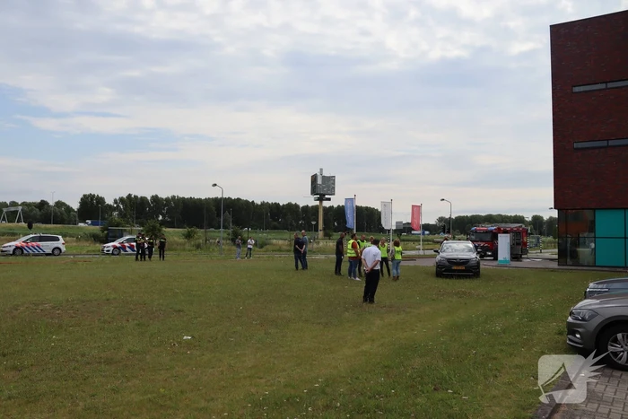 Veel rook uit bedrijfspand na brand