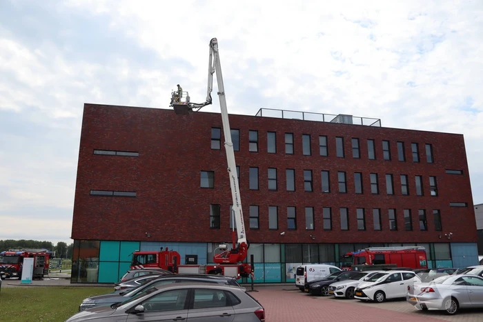 Veel rook uit bedrijfspand na brand