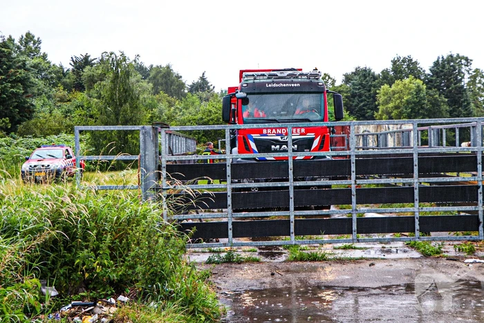 Paard met kraan uit sloot getakeld