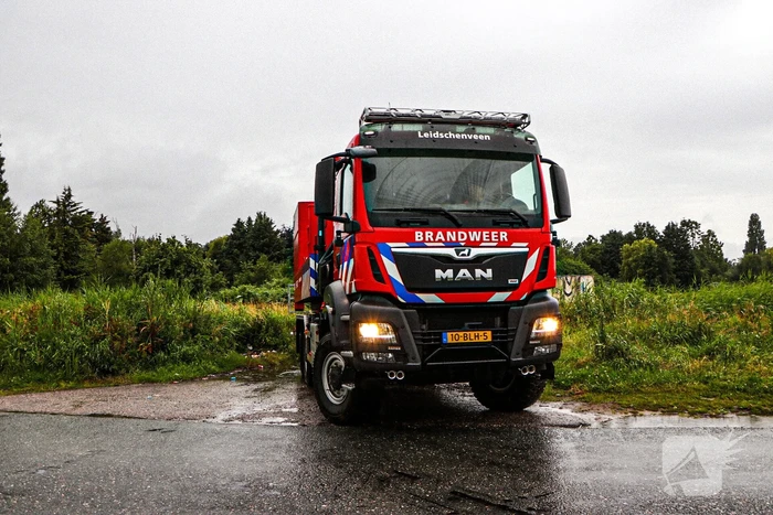 Paard met kraan uit sloot getakeld