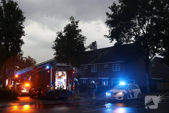 Blikseminslag zorgt voor brand op dak