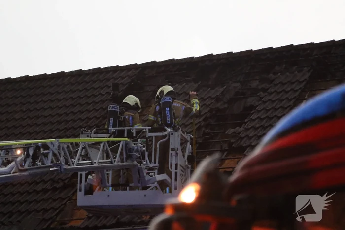 Blikseminslag zorgt voor brand op dak