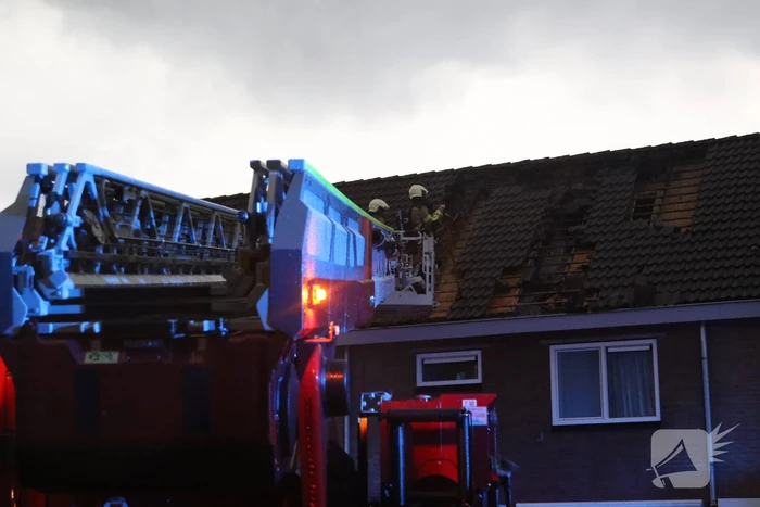 Blikseminslag zorgt voor brand op dak