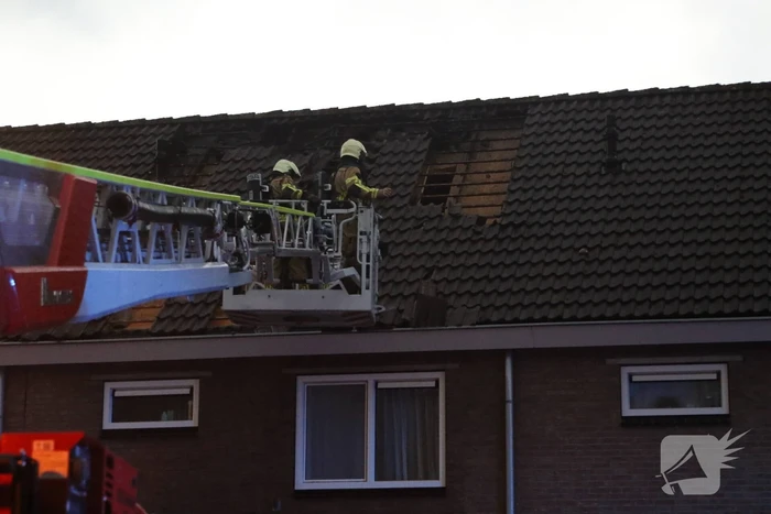 Blikseminslag zorgt voor brand op dak
