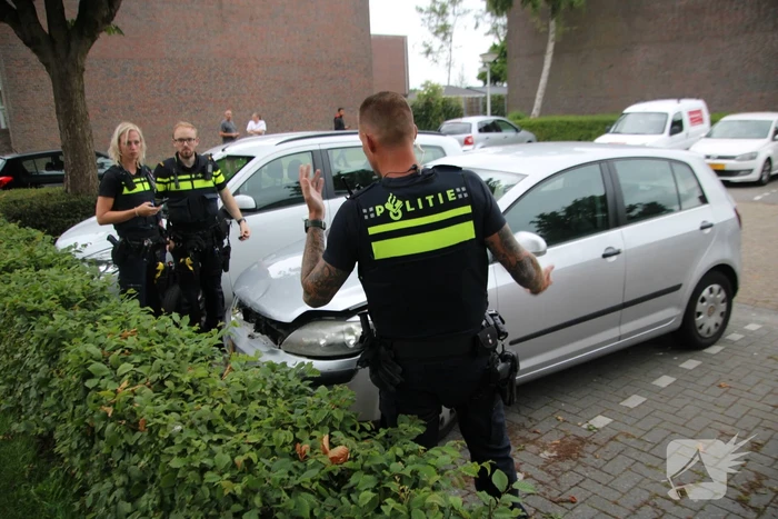 Automobilist botst tegen woning