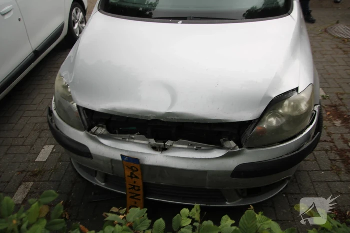 Automobilist botst tegen woning