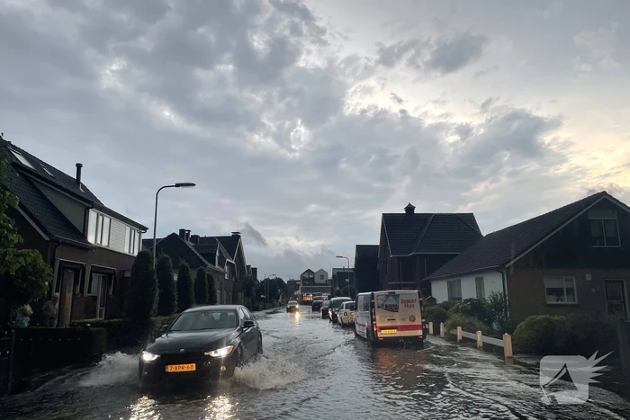 Straten onderwater door hoosbui