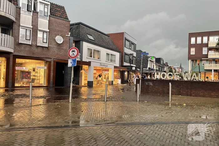 Straten onderwater door hoosbui