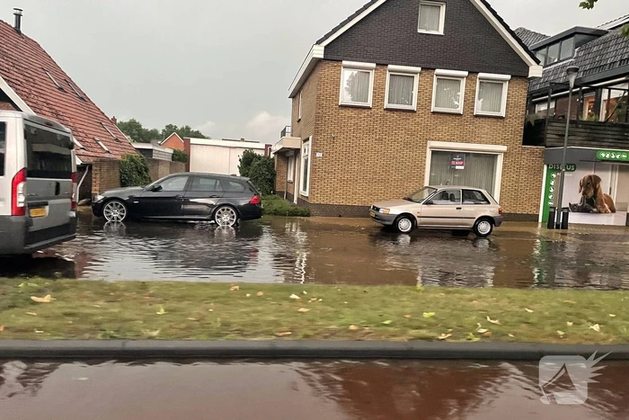 Straten onderwater door hoosbui