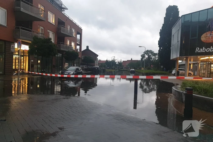 Straten onderwater door hoosbui