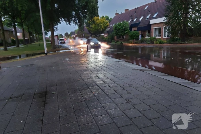 Straten onderwater door hoosbui