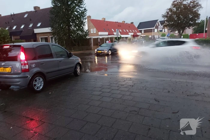 Straten onderwater door hoosbui