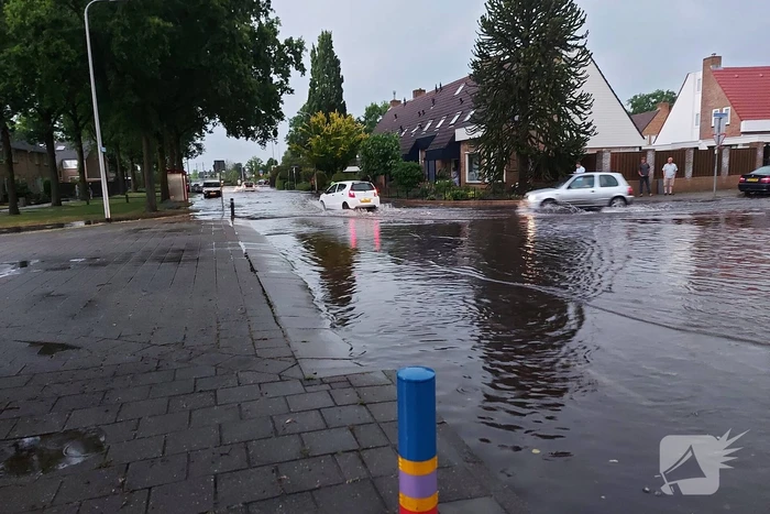 Straten onderwater door hoosbui