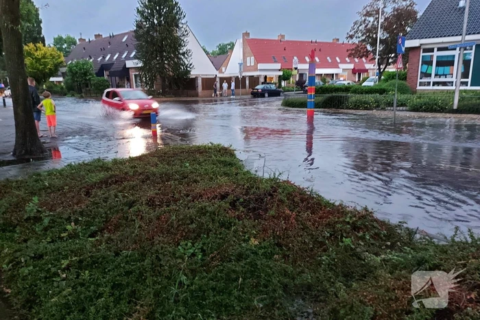 Straten onderwater door hoosbui