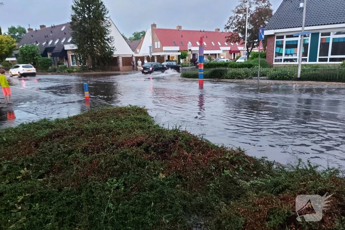 Straten onderwater door hoosbui