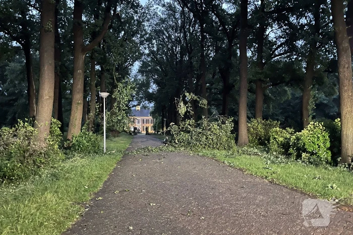 Straten onderwater door hoosbui