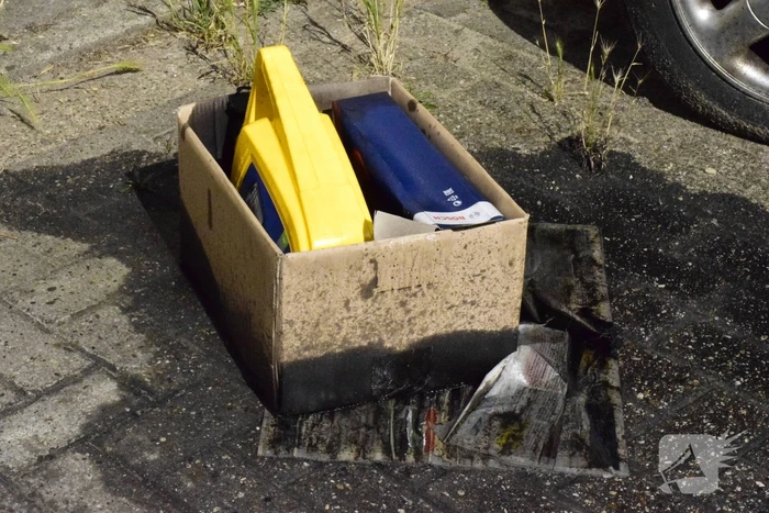 Doos met motorolie gedumpt op parkeerplaats