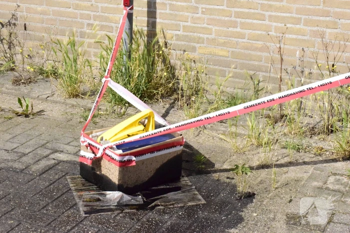 Doos met motorolie gedumpt op parkeerplaats