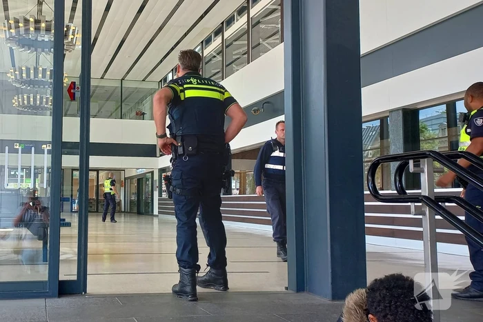 Hal NS-station ontruimd na mogelijk verdacht pakketje