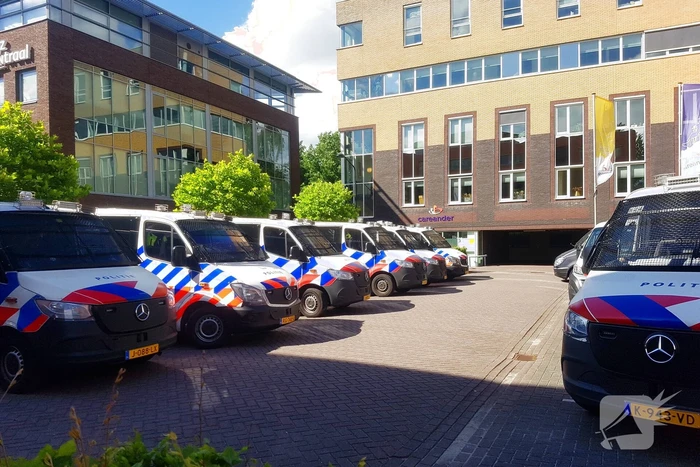 Mobiele eenheid verzameld zich wegens noodverordening