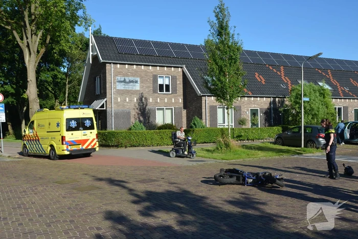Scooterrijder onderuit op kruispunt