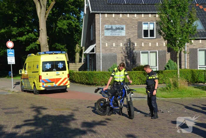 Scooterrijder onderuit op kruispunt