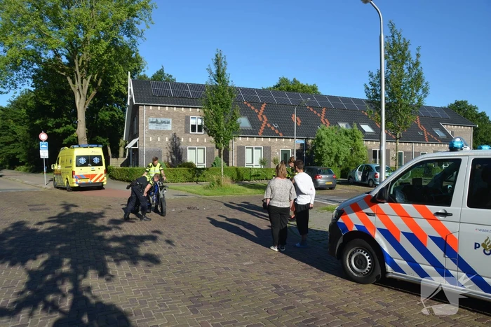 Scooterrijder onderuit op kruispunt