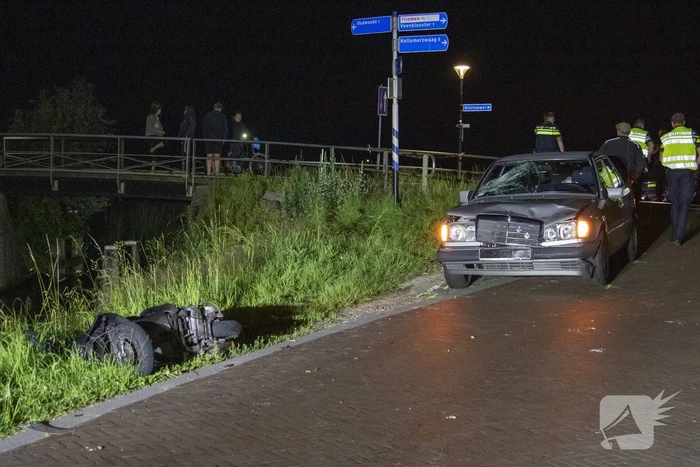 Twee zwaargewonde bij botsing met auto