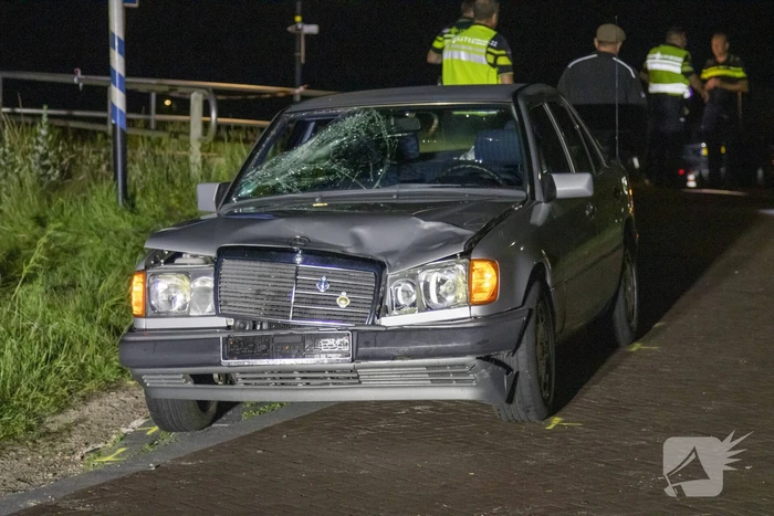 Twee zwaargewonde bij botsing met auto
