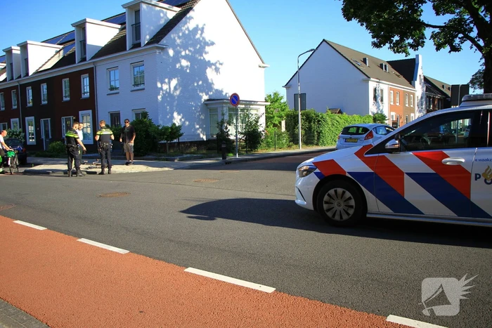 Fietser en automobilist botsen met elkaar