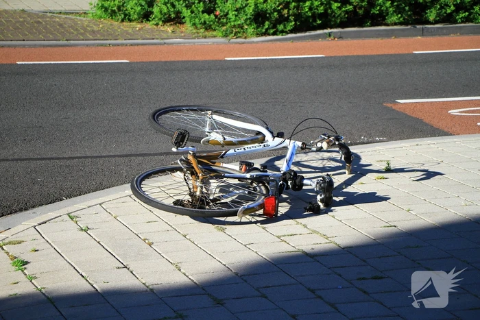 Fietser en automobilist botsen met elkaar