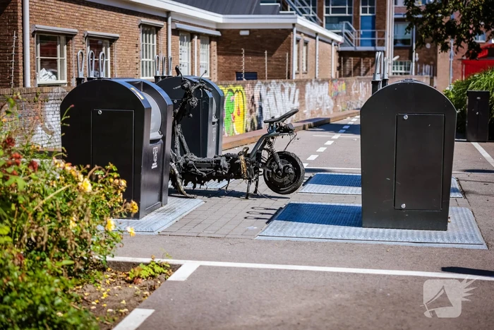 Scooter in vlammen opgegaaan