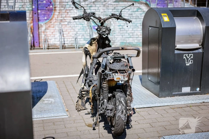 Scooter in vlammen opgegaaan