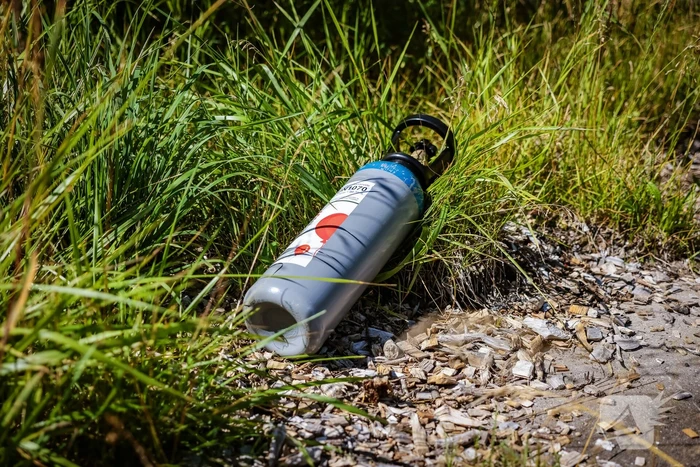 Auto met lachgastank volledig uitgebrand