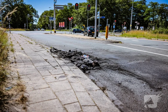 Auto met lachgastank volledig uitgebrand