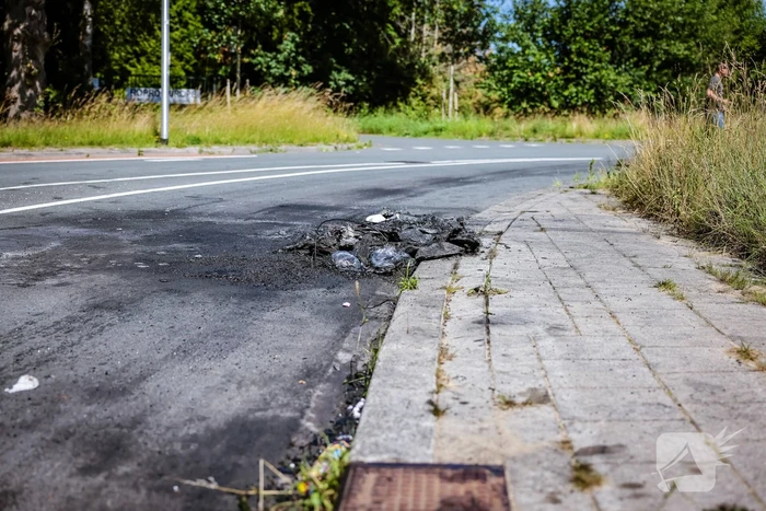 Auto met lachgastank volledig uitgebrand