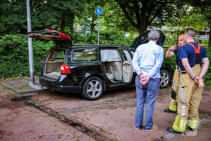 Geparkeerde personwagen vliegt in brand